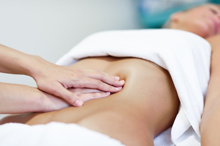 Gestes de modelage drainant sur l’abdomen